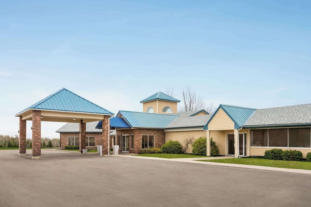 Days Inn & Suites by Wyndham Moncton