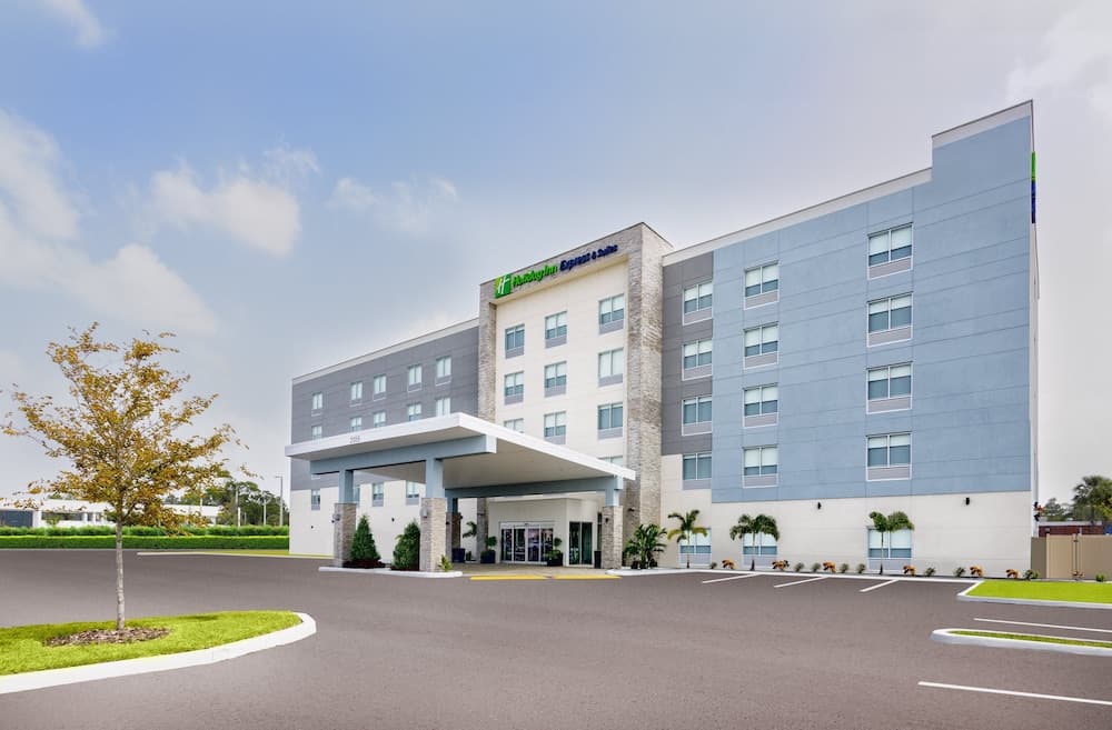 Holiday Inn Express & Suites Tampa Stadium – Airport Area by IHG