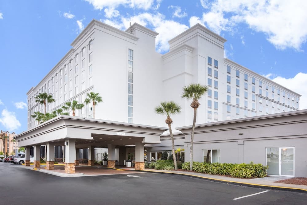Holiday Inn & Suites Across From Universal Orlando by IHG