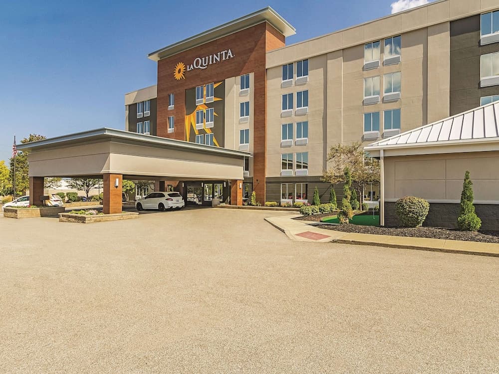 La Quinta Inn & Suites by Wyndham Cleveland Airport West