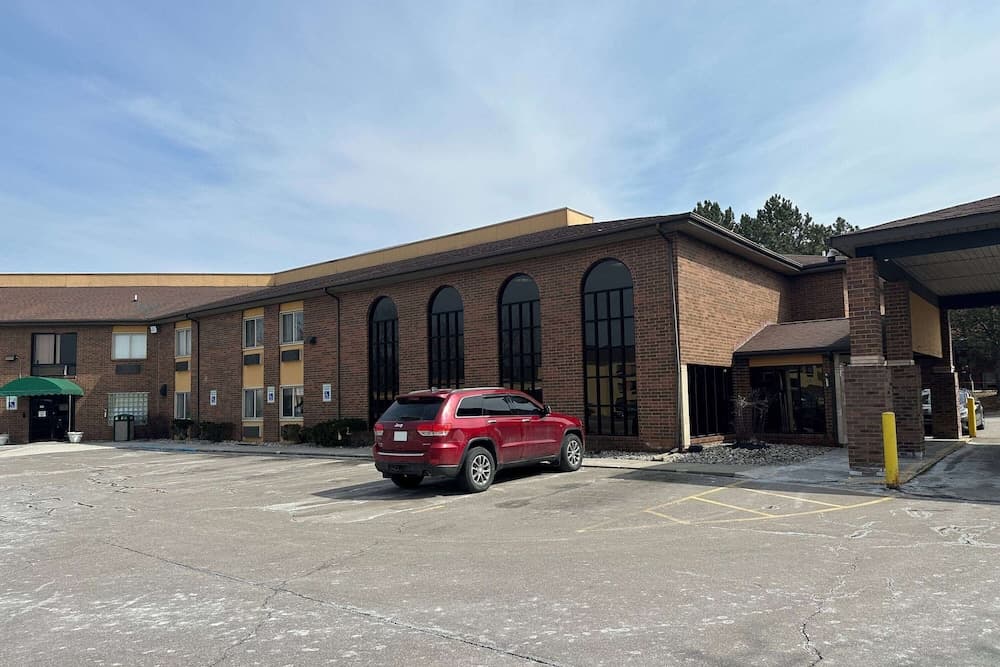 Baymont by Wyndham Flint Airport North