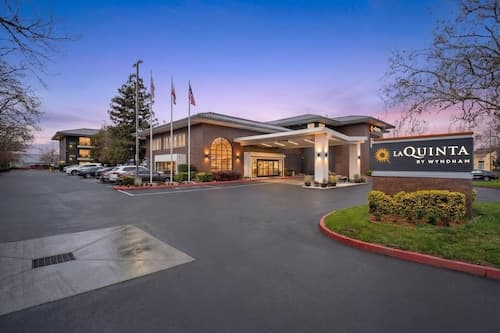La Quinta Inn & Suites by Wyndham Oakland - Hayward
