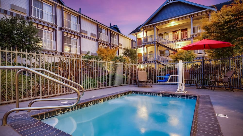 Best Western Plus Bayshore Inn