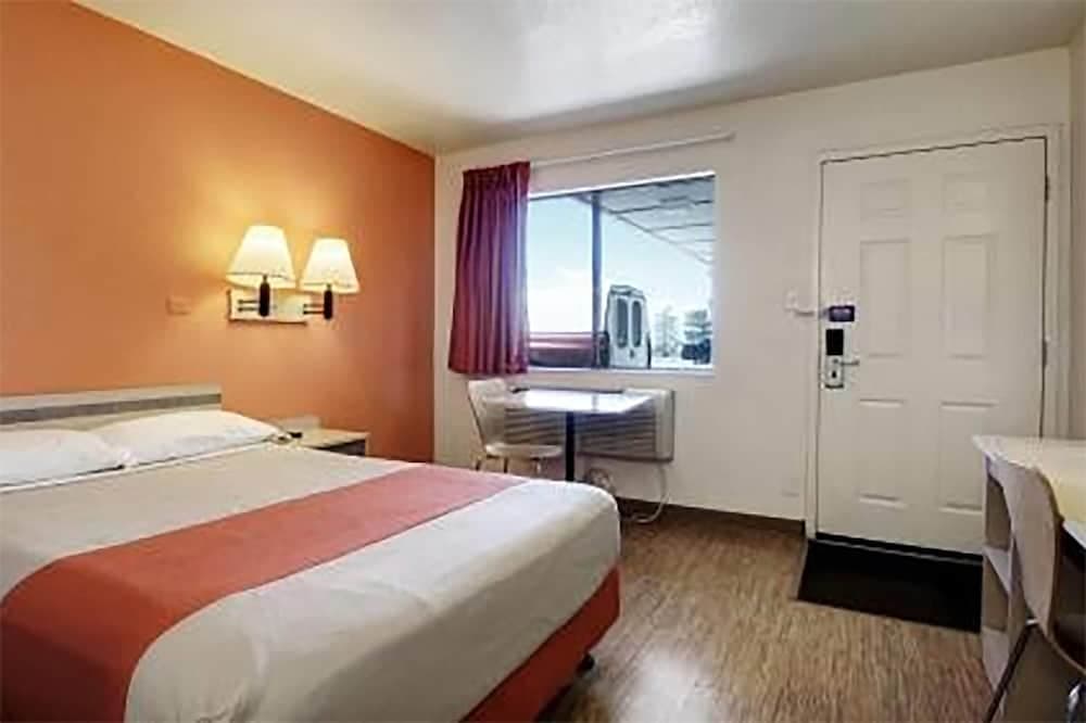 Super 8 by Wyndham Woods Cross/Salt Lake City North