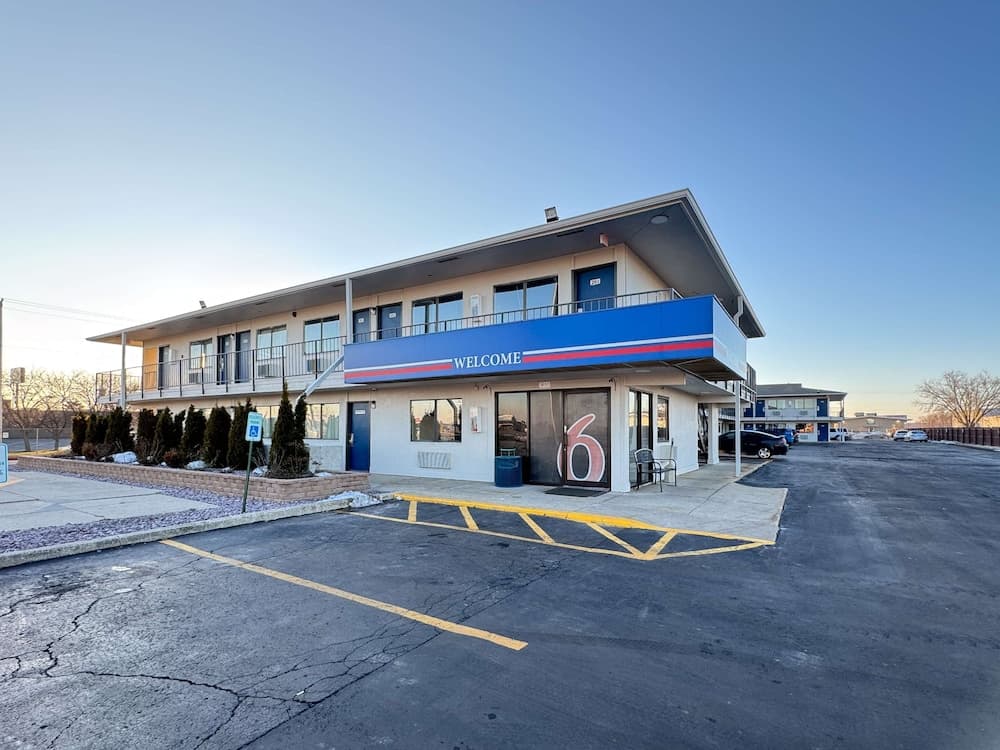 Motel 6 Janesville, WI