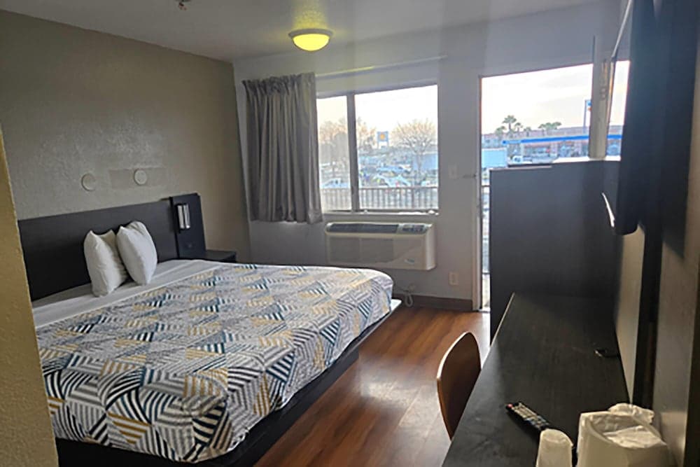 Super 8 by Wyndham Tracy