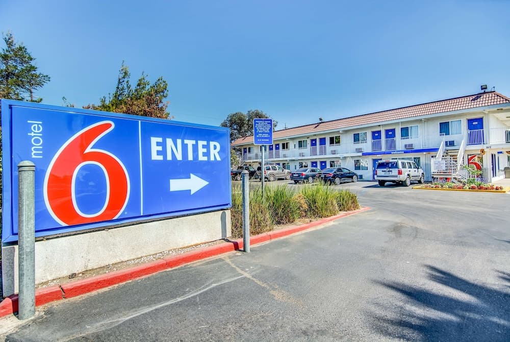 Motel 6 Stockton, CA - Charter Way West