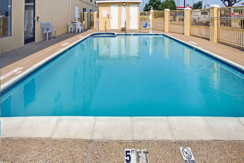 Days Inn by Wyndham Dallas Garland West