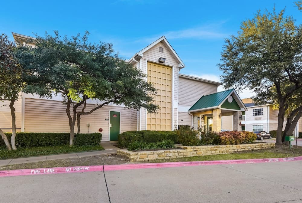 HomeTowne Studios By Red Roof Dallas - North Addison/ Tollway