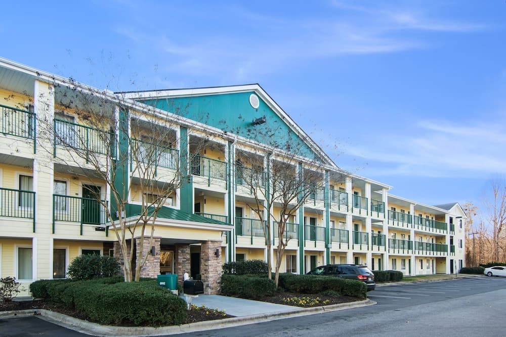 HomeTowne Studios by Red Roof Raleigh - Durham