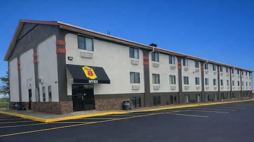 Super 8 by Wyndham Lincoln West