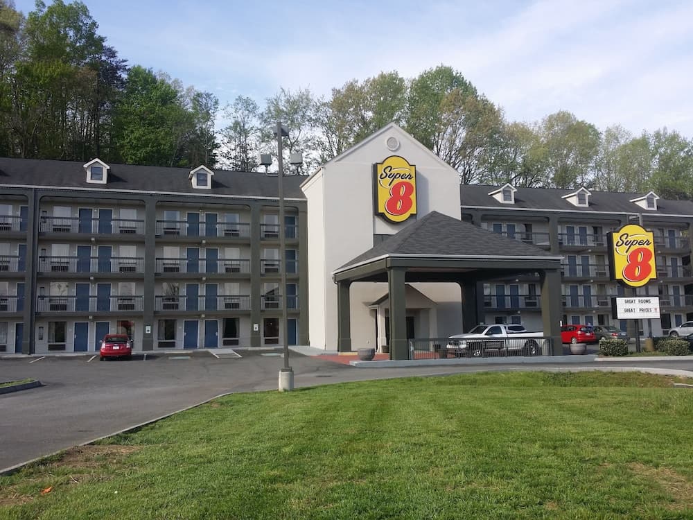 Super 8 by Wyndham Pigeon Forge Dollywood Lane