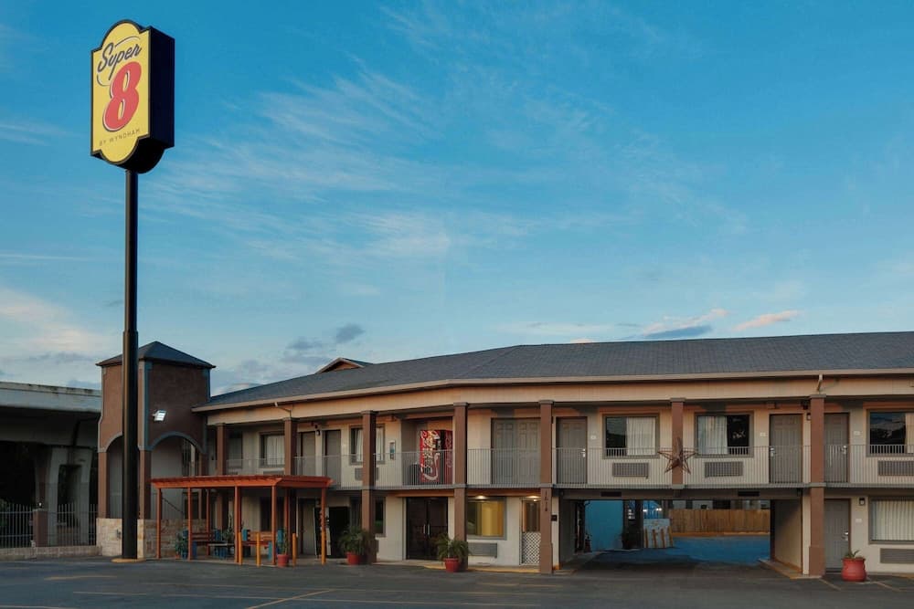 Super 8 by Wyndham San Antonio Pearl District / Downtown