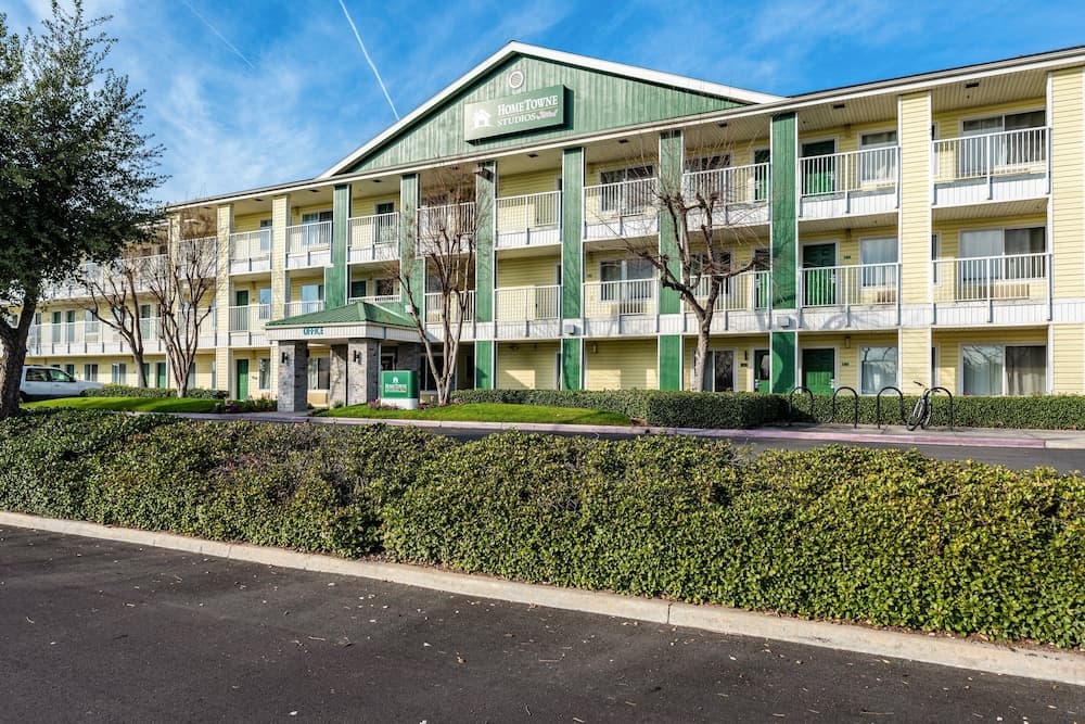 HomeTowne Studios by Red Roof Fresno - West