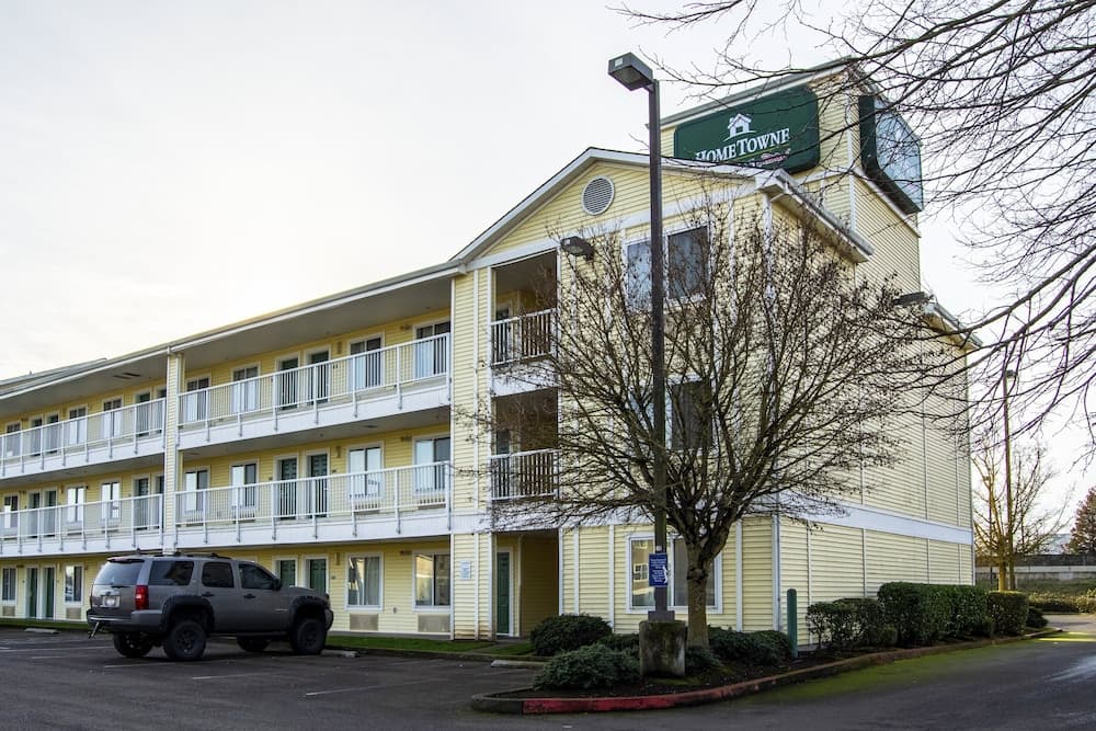 HomeTowne Studios by Red Roof Salem, OR