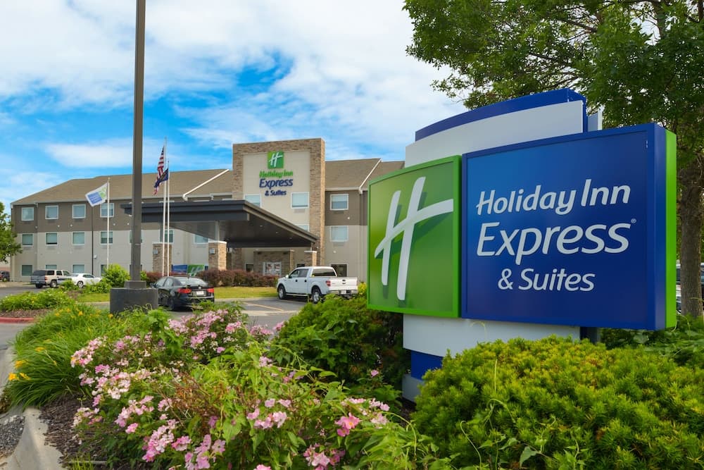 Holiday Inn Express & Suites Omaha - 120th and Maple by IHG