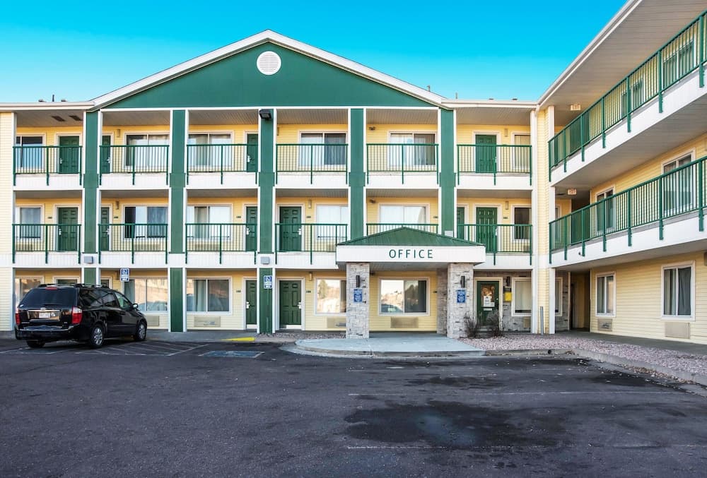 HomeTowne Studios By Red Roof Colorado Springs - Airport