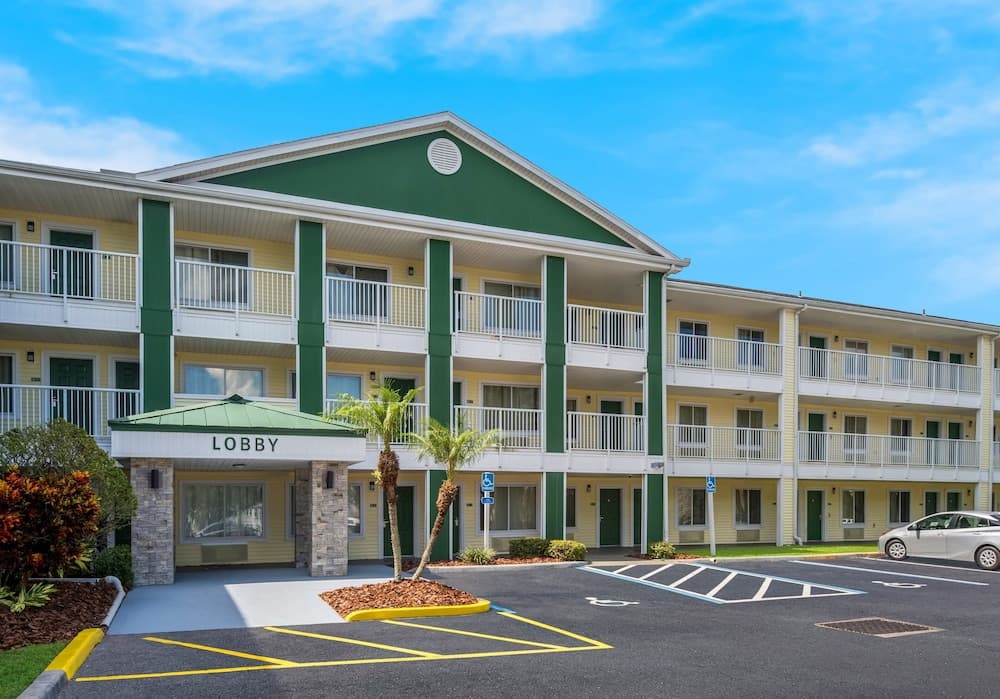 HomeTowne Studios by Red Roof Orlando - UCF Area
