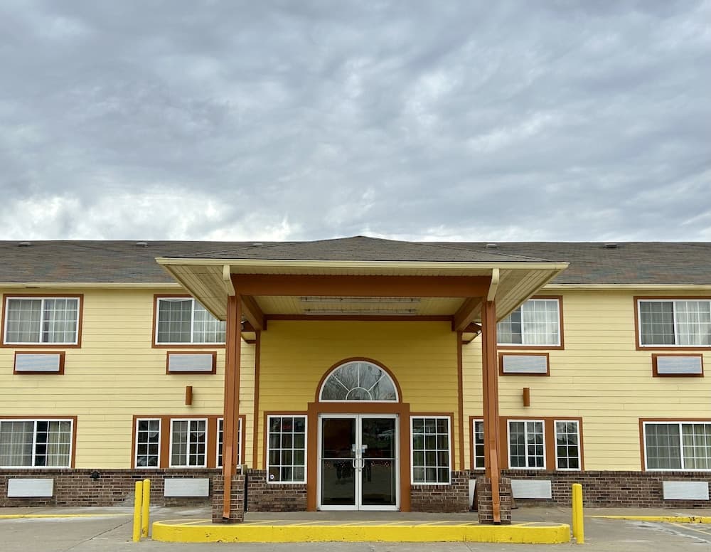 Super 8 by Wyndham Platte City Kansas City Area Airport