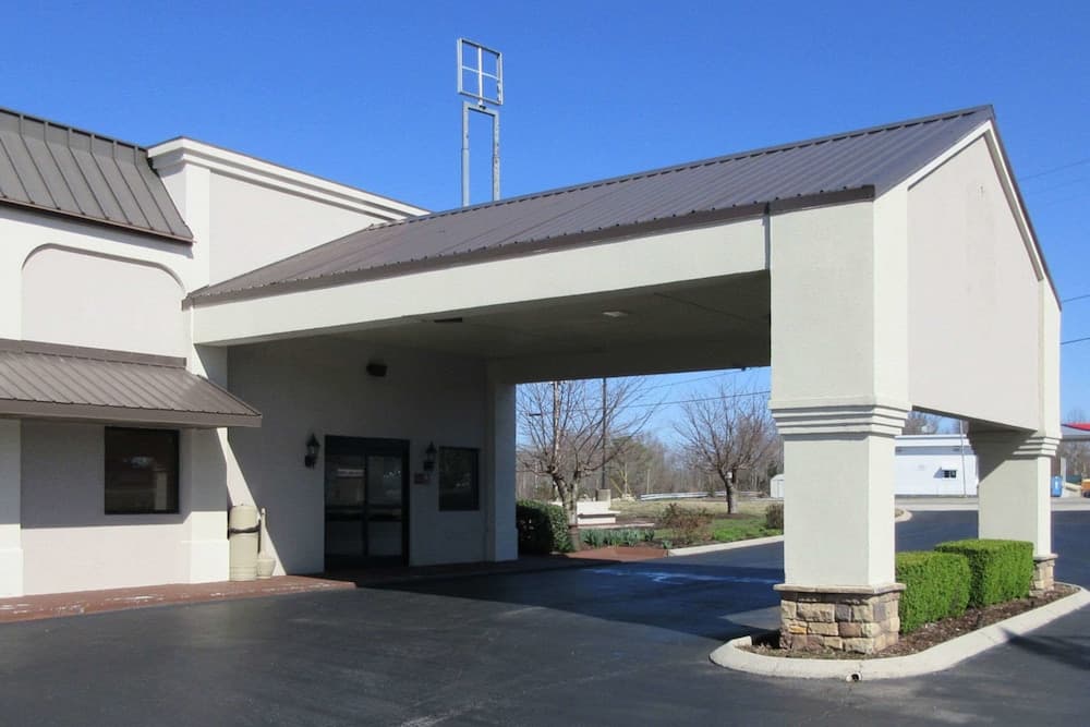 Econo Lodge Inn & Suites