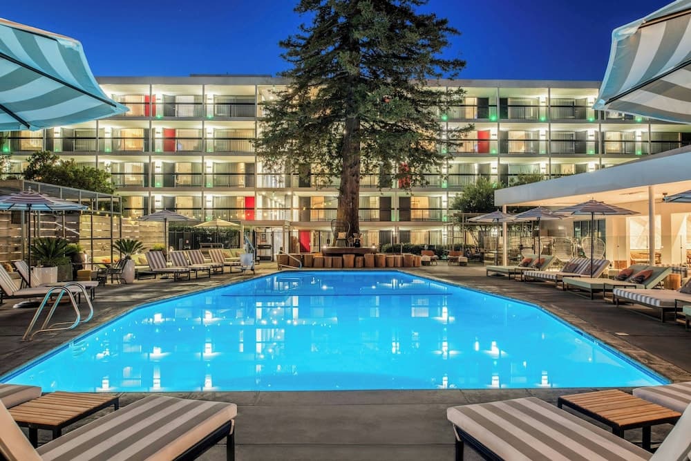 Hotel Paradox, Autograph Collection