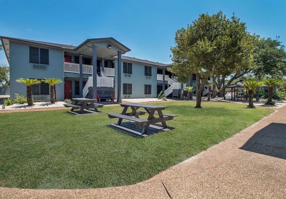 Econo Lodge Inn & Suites Fulton - Rockport