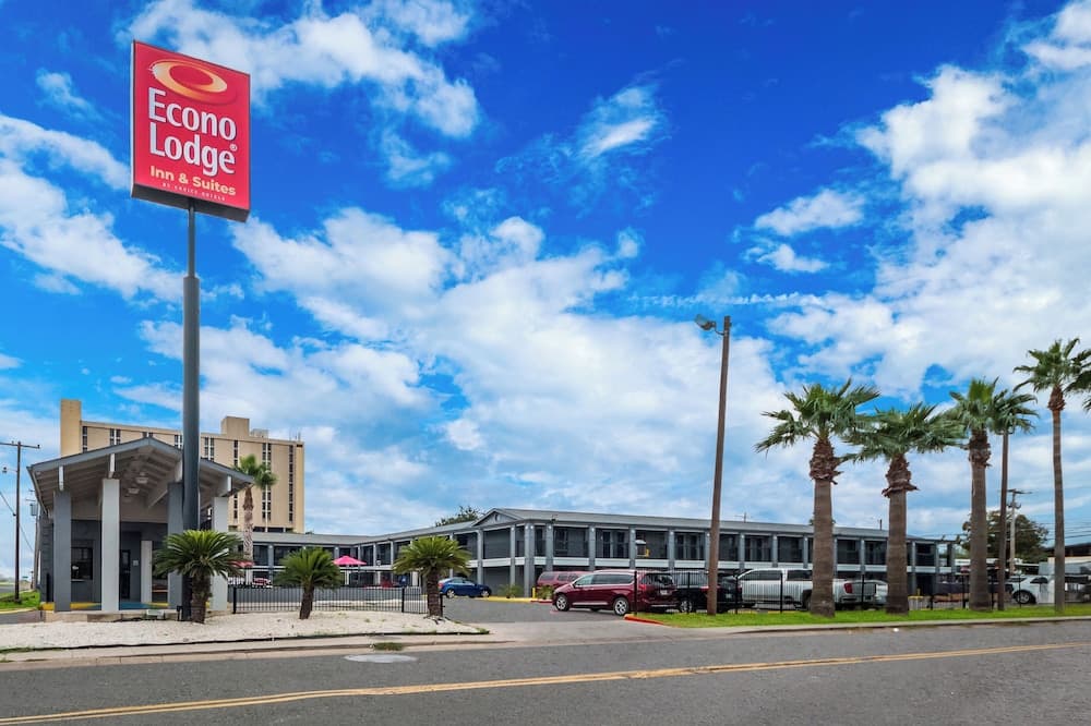 Econo Lodge Inn & Suites