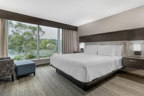 Best Western Plus Chocolate Lake Hotel