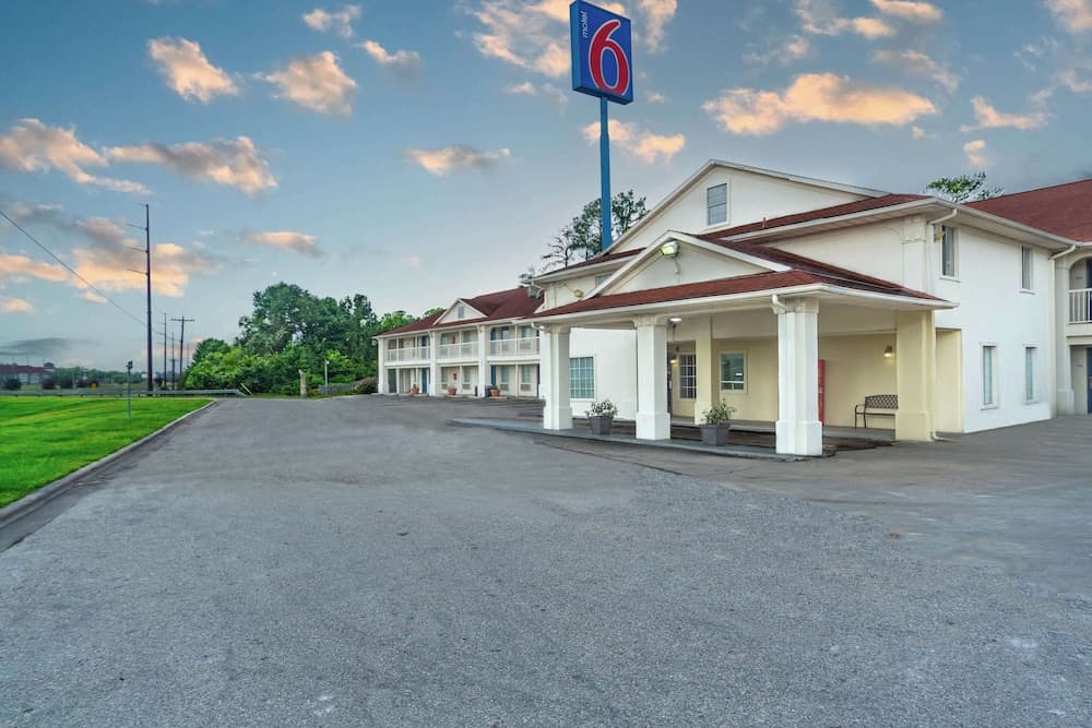 Motel 6 Livingston, TX
