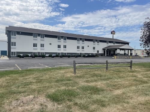Countryside Inn & Suites