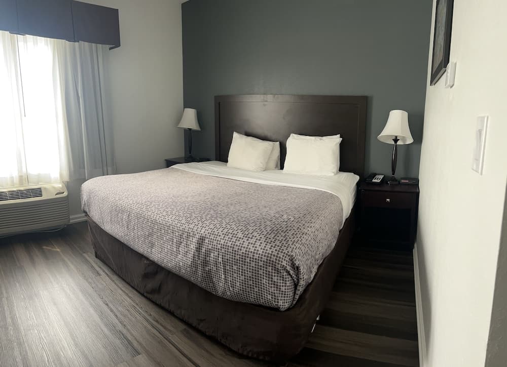 Econo Lodge & Suites