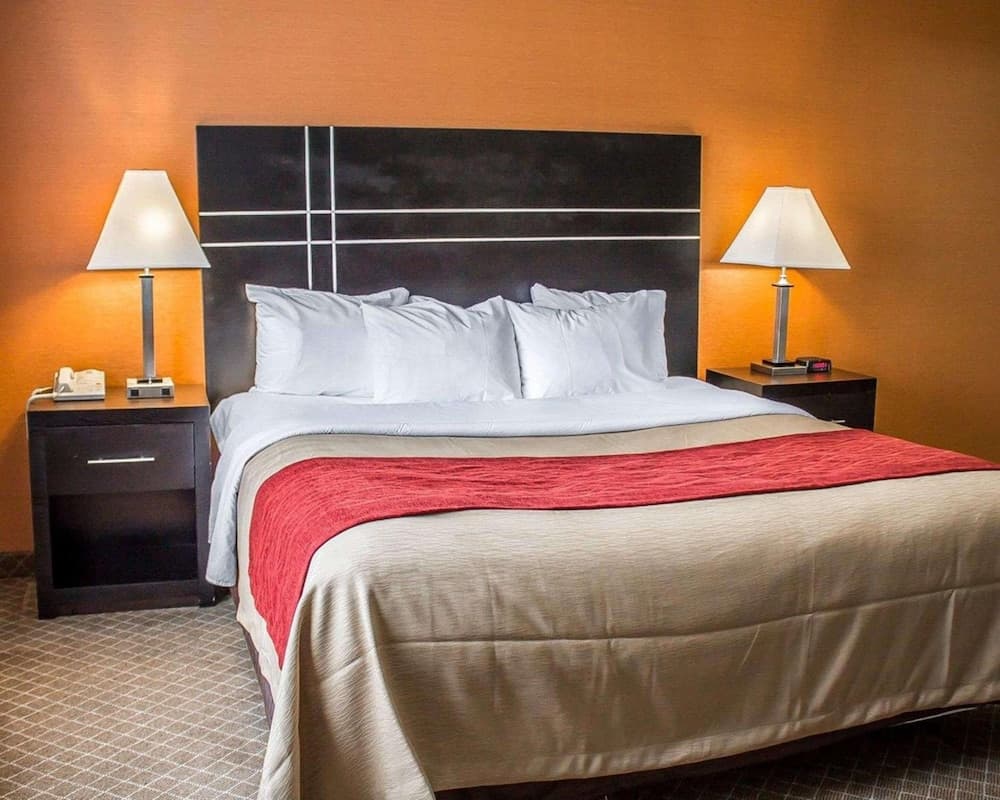 Norwood Inn & Suites North Conference Center