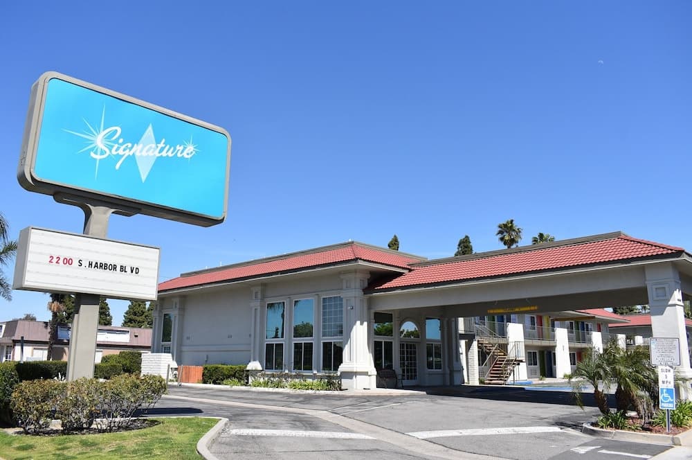 Signature Anaheim Maingate