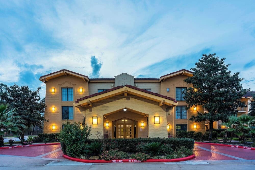 Super 8 by Wyndham The Woodlands North