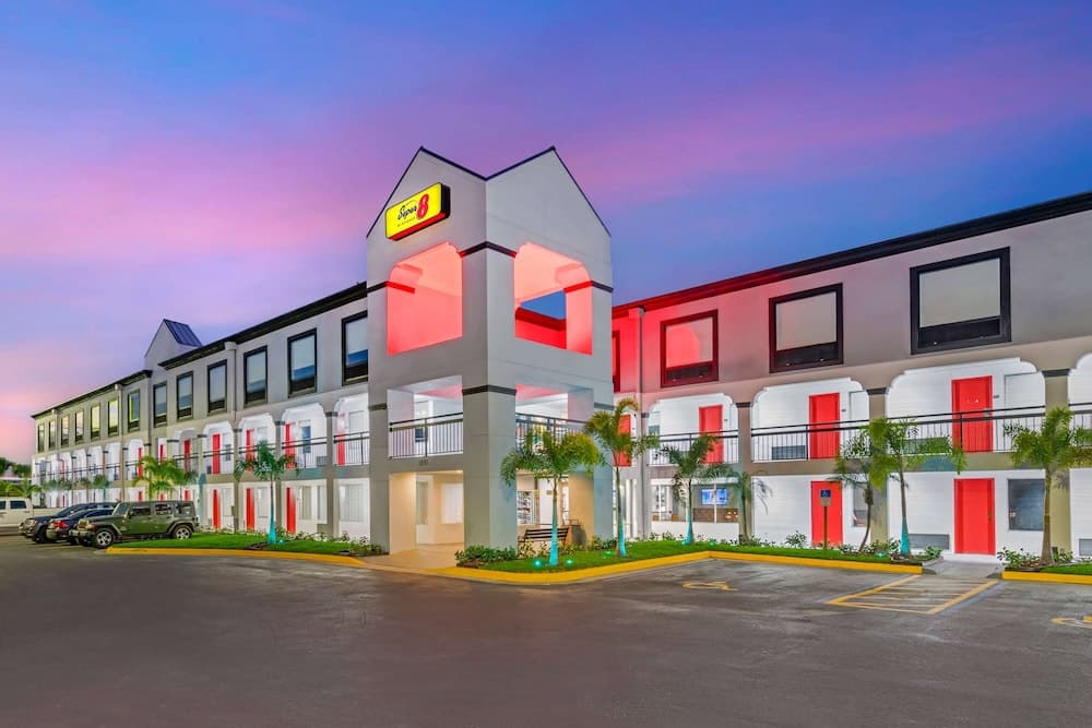 Super 8 by Wyndham Orlando Near Florida Mall