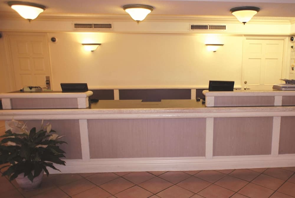 Super 8 by Wyndham Austin South / I-35