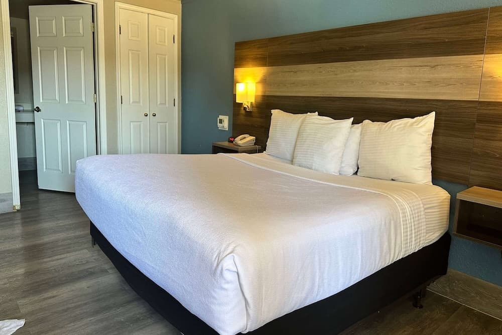 Days Inn by Wyndham San Diego Vista