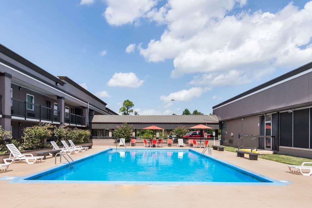 Clarion Inn & Suites Russellville I-40