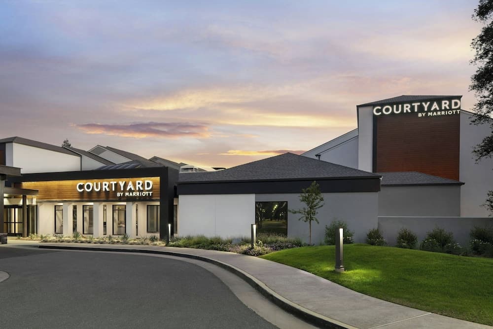 Courtyard by Marriott Bakersfield