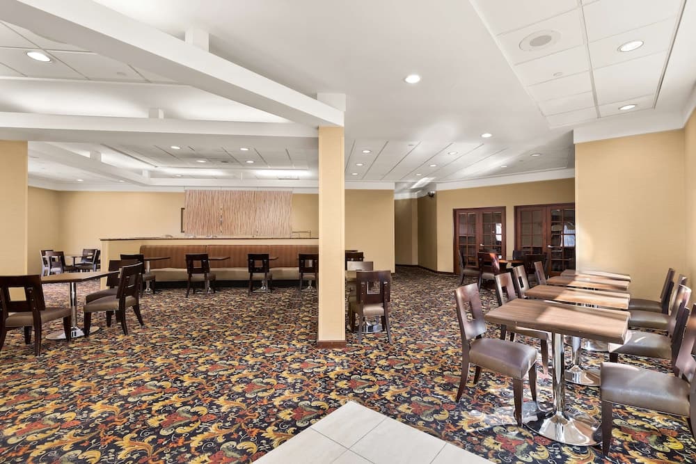 Hotel RL Cleveland Airport West