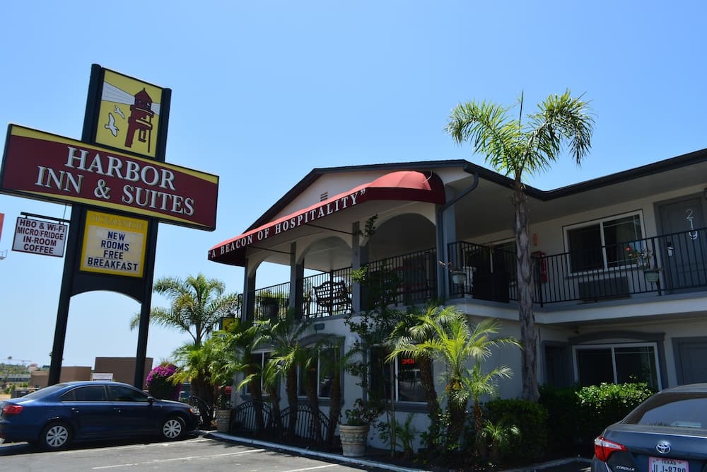 Harbor Inn & Suites