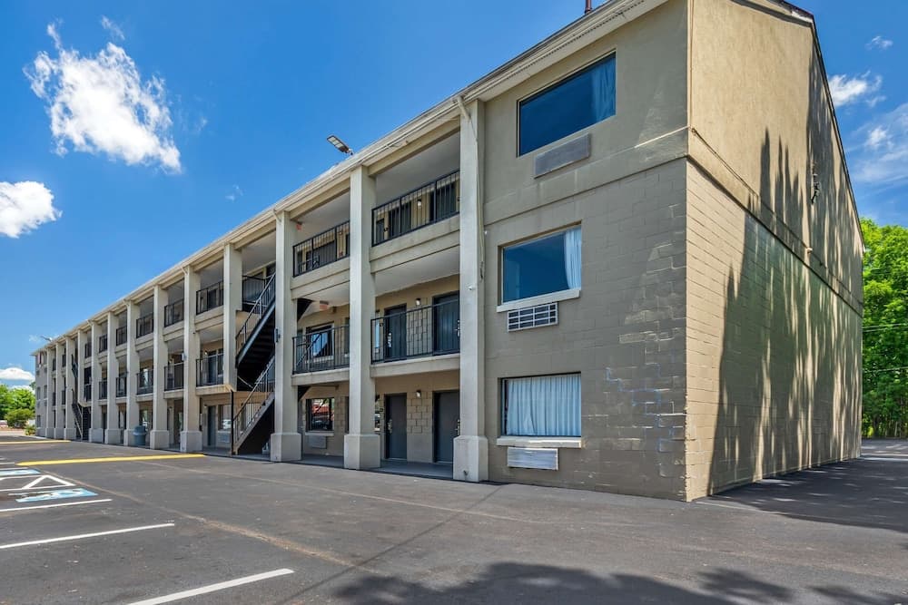 Econo Lodge Inn & Suites