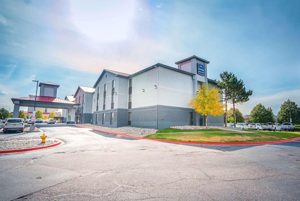 AmericInn by Wyndham Denver Airport
