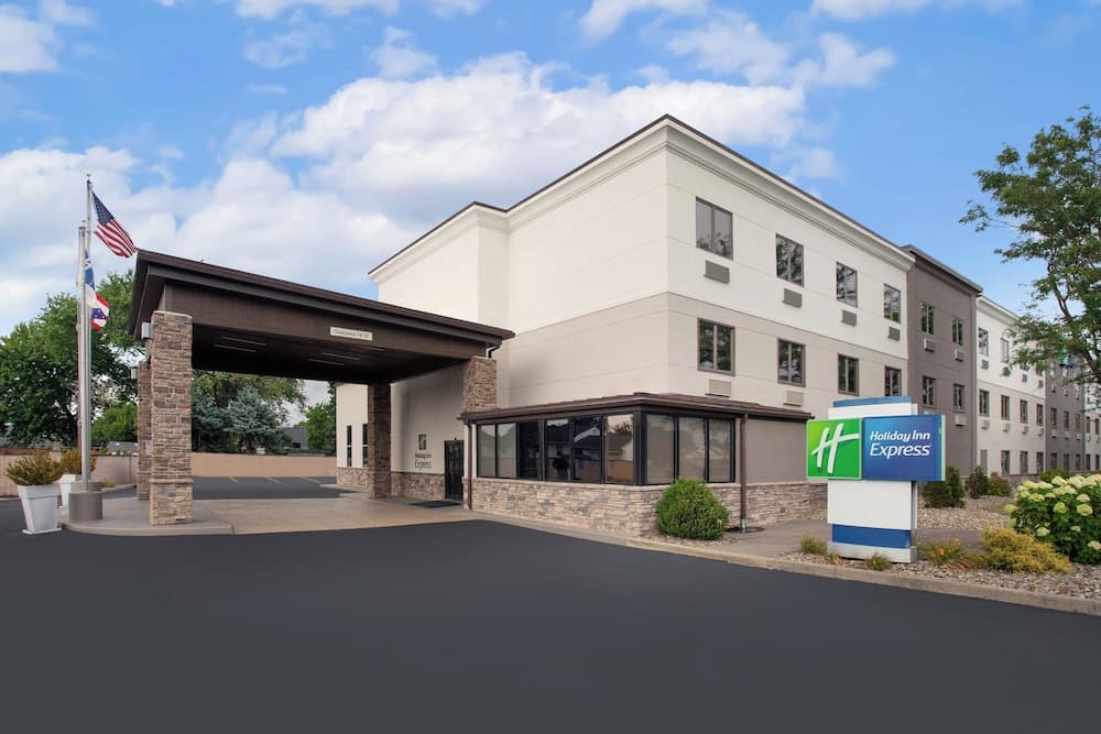 Holiday Inn Express Cleveland Airport - Brookpark by IHG