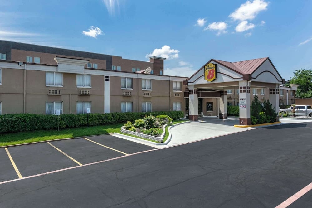 Super 8 by Wyndham Grand Prairie North