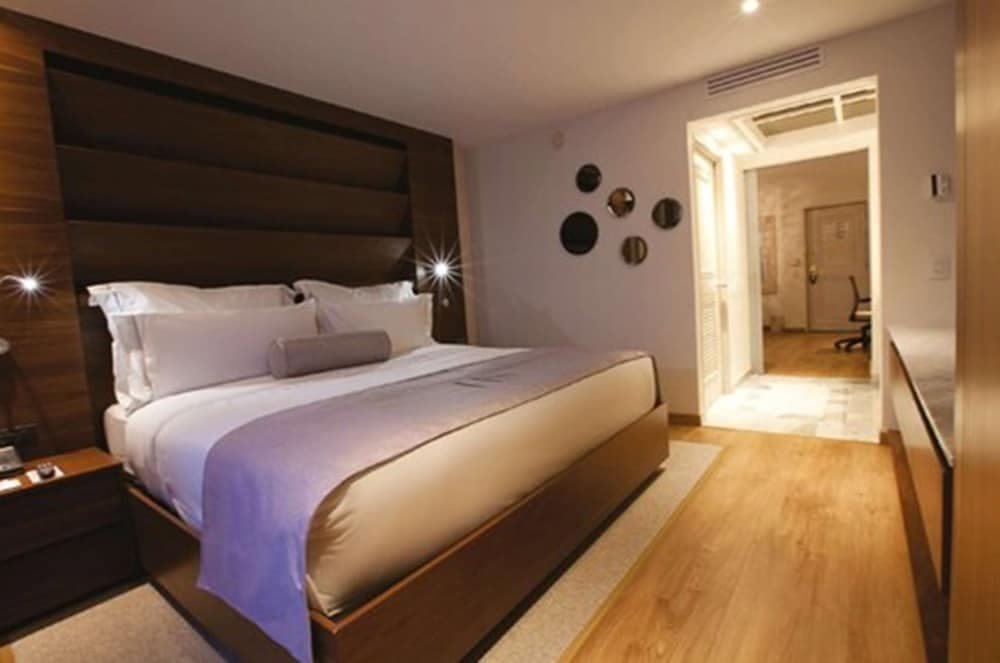 HS HOTSSON Hotel Leon