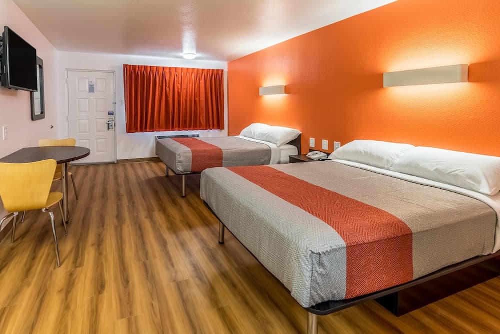 Motel 6 Arlington, TX - UTA