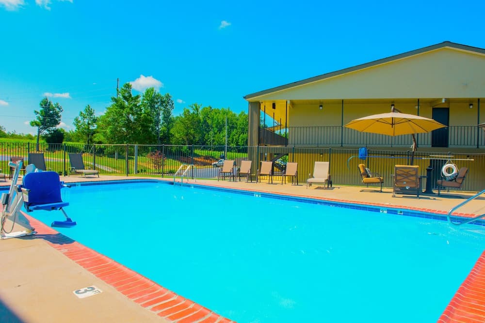 Days Inn & Suites by Wyndham Athens Alabama