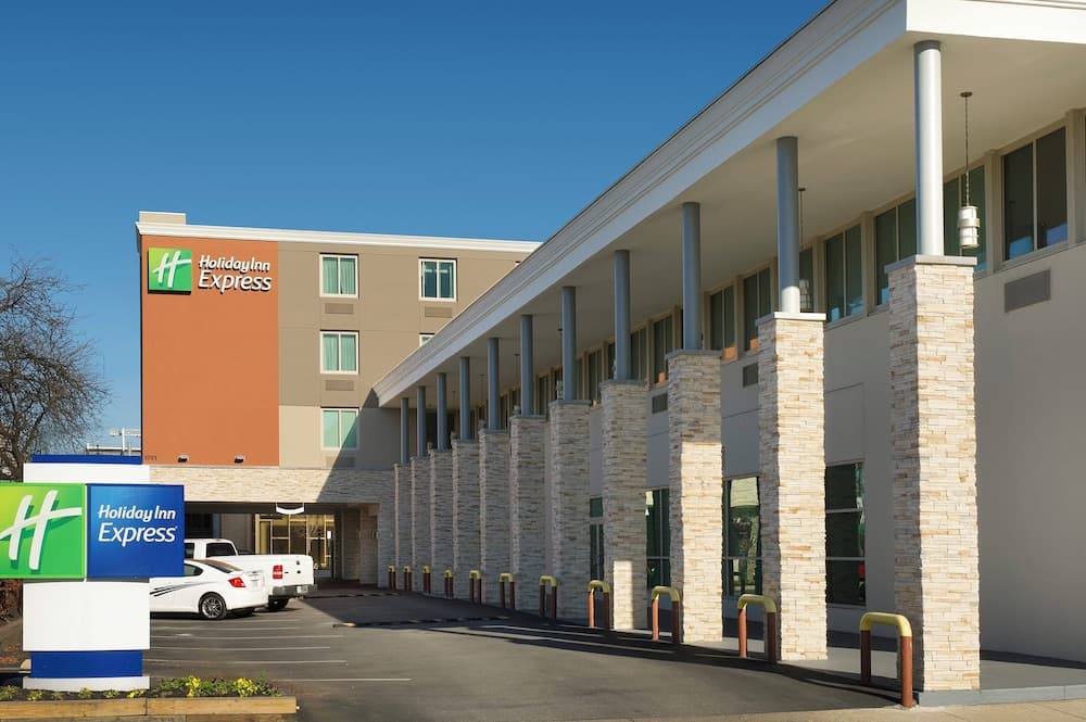 Holiday Inn Express Baltimore At The Stadiums by IHG
