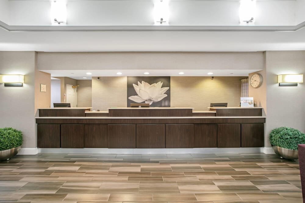 La Quinta Inn & Suites by Wyndham DFW Airport South / Irving